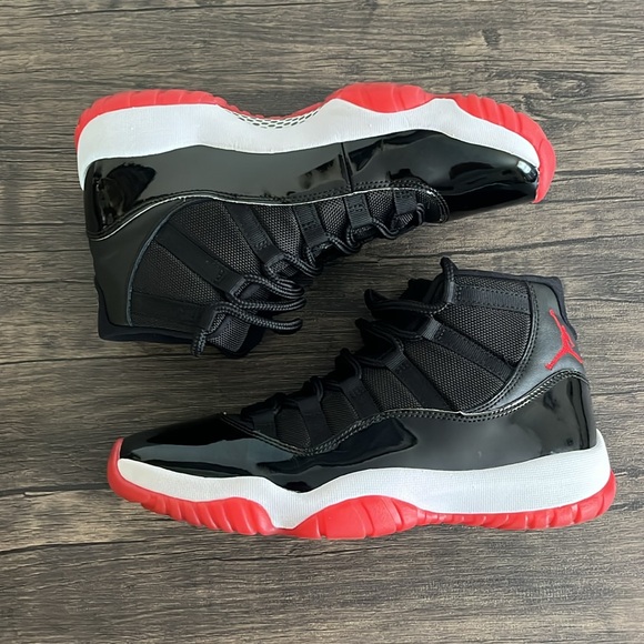 Lightly used Jordan 11 Retro “Bred” - Picture 3 of 9